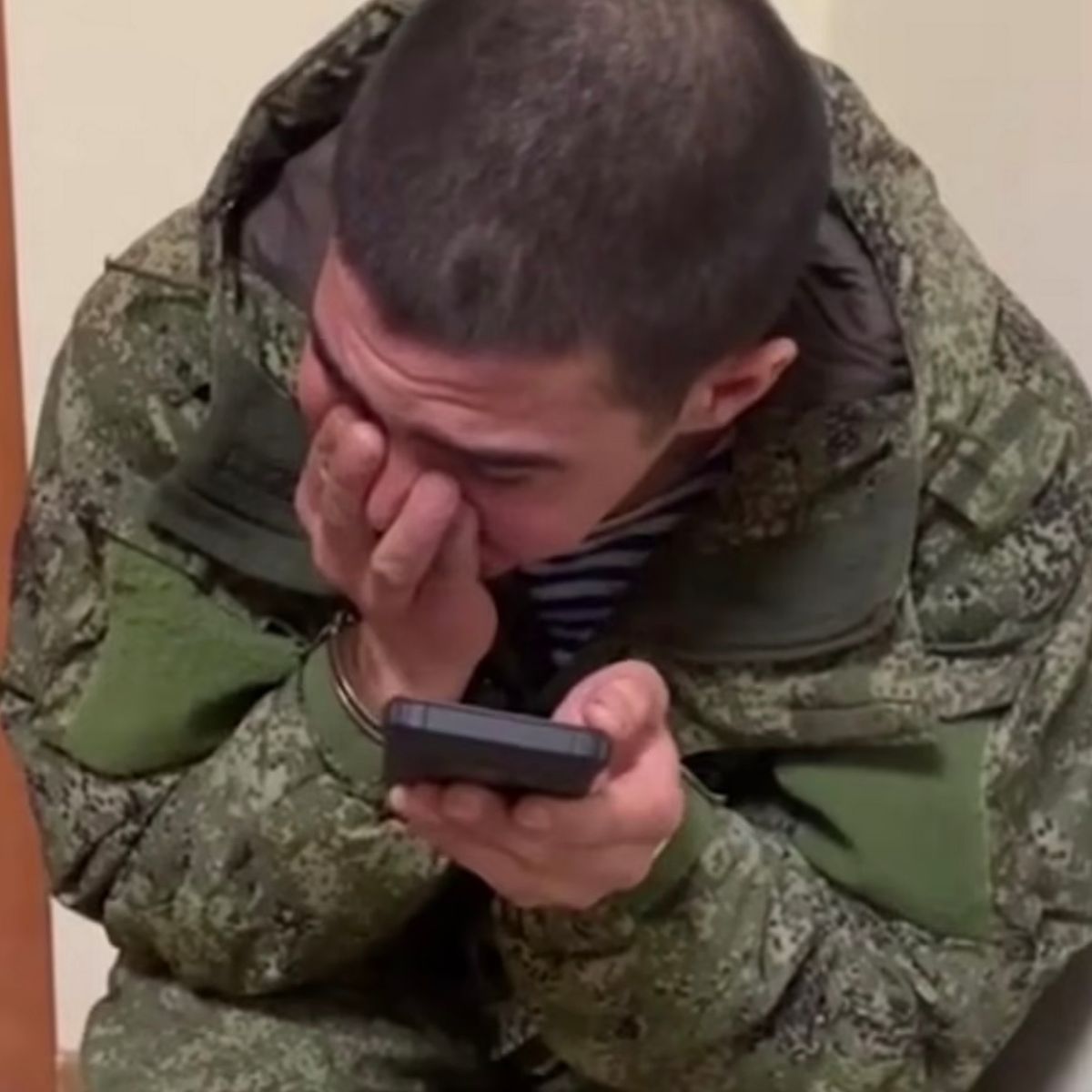 0_Captured-Russian-soldiers-weep.jpg