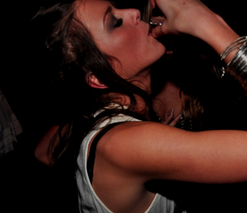 alcohol-drink-drunk-girl-kisssmytan-party-Favim.com-56190.jpg