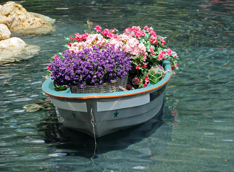 flowers-old-boat-9668326.jpg