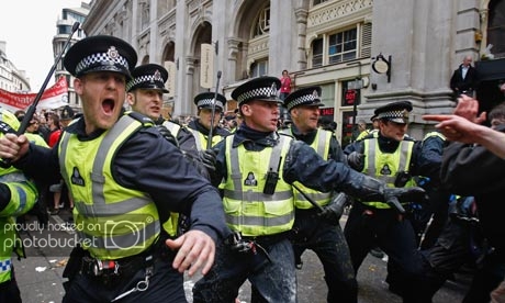 Police-stop-G20-protester-001.jpg