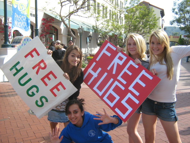 05202007FreeHugsGirls.JPG