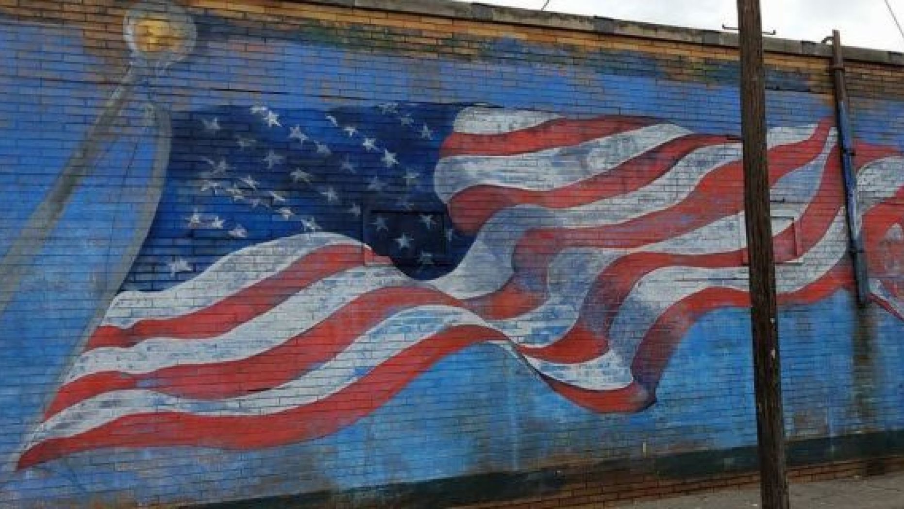 US-flag-mural-pizza-place.jpg